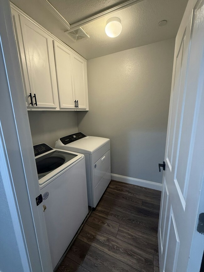 Building Photo - 203 Dante Cir