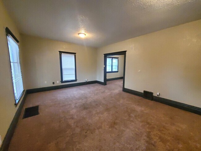 Building Photo - FOR RENT- 327 Webster- HUGE yard- pets ok!