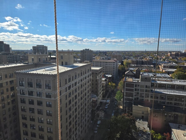 Building Photo - 2909 N Sheridan Rd