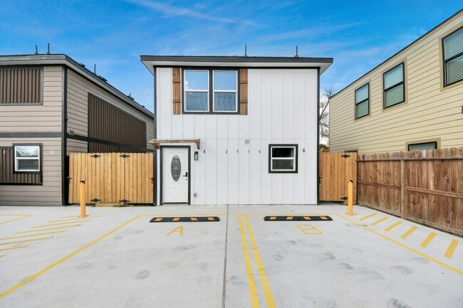 Building Photo - 2310 Wavell St