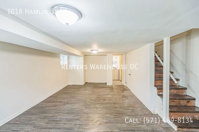 Building Photo - Newly renovated 3bd/1.5bth end unit TH Nes...