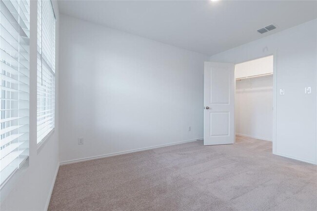 Building Photo - 368 Keefer