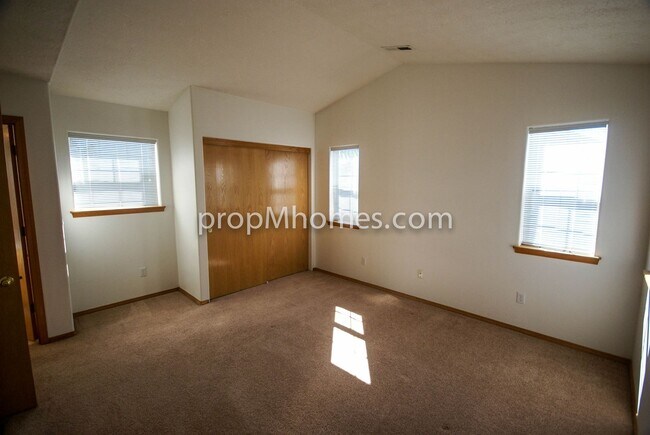 Building Photo - Beautiful Three Bedroom Townhouse - Prime Clackamas Location!