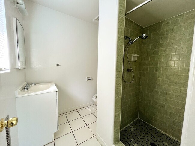Building Photo - 1-bedroom apartment with vintage charm!