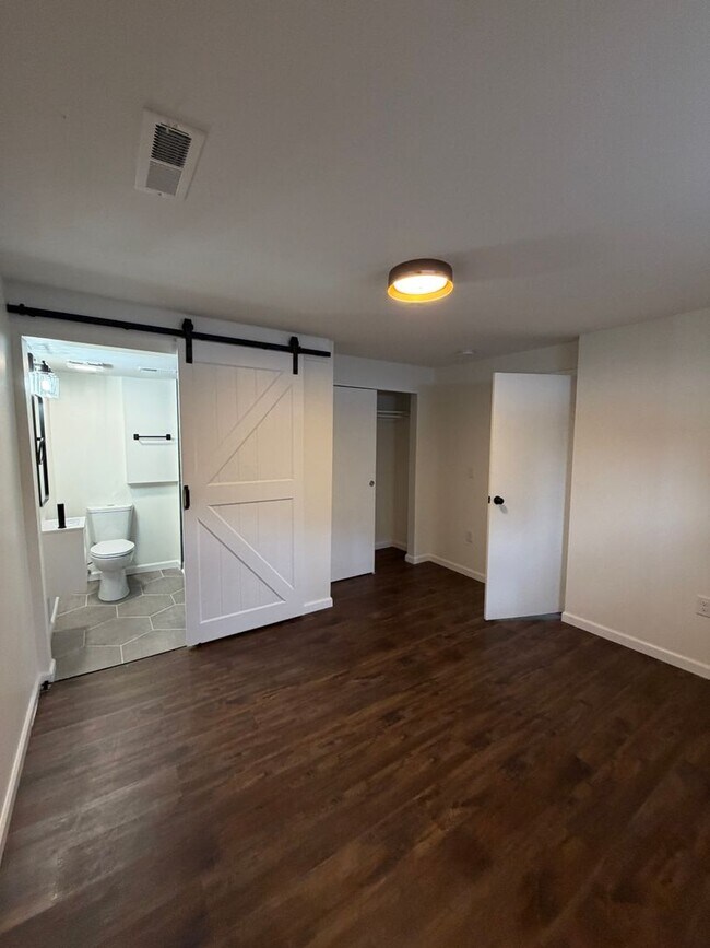 Building Photo - Beautifully Renovated 3/2 in Huge Lot