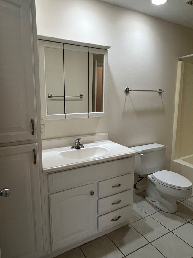 Building Photo - First Floor Forest Gardens - Walk to Beach!