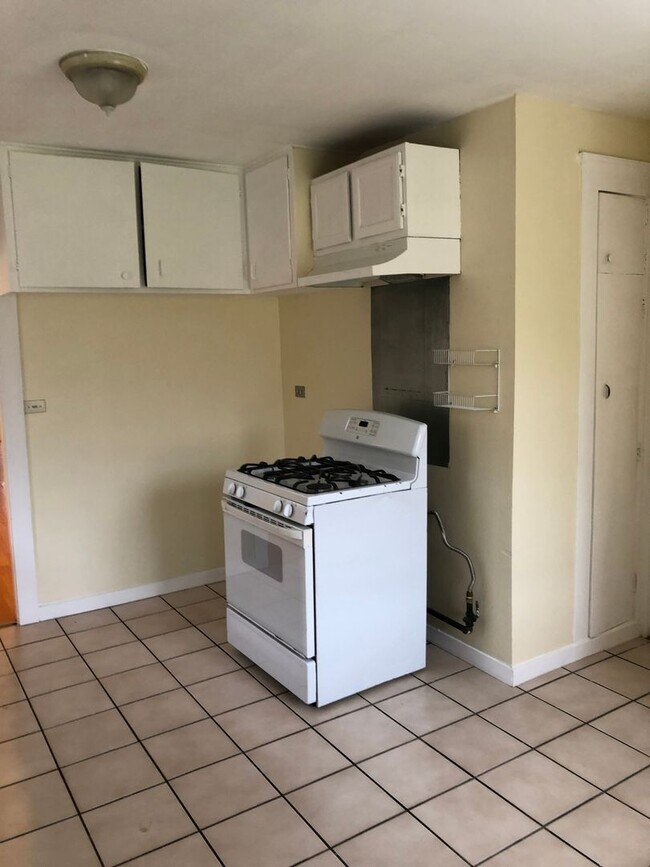 Building Photo - Available Now: 3 Bedroom 1 Bath House