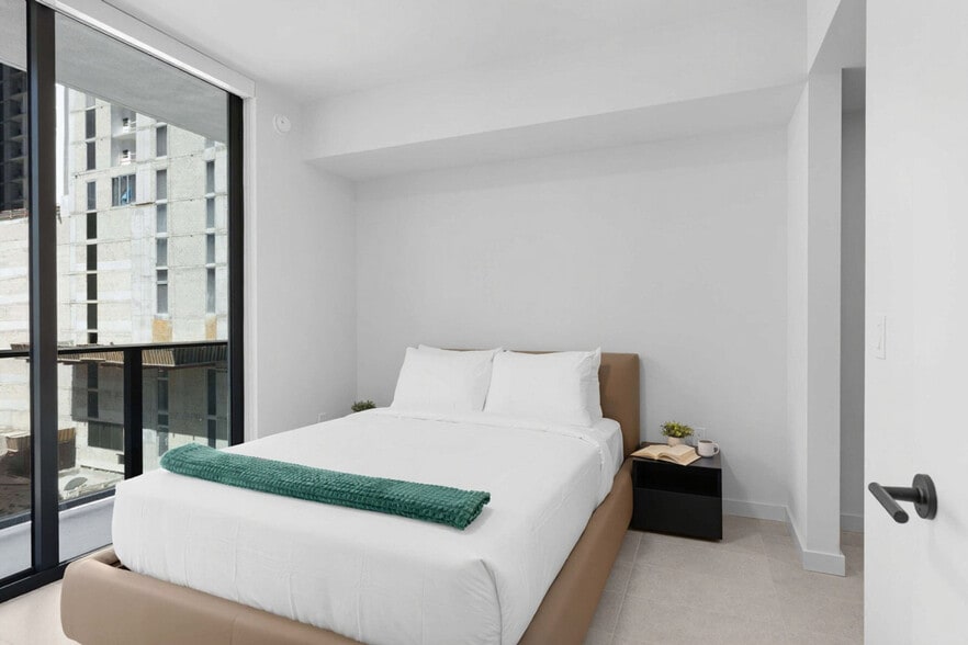 Building Photo - 501 NE 1st Ave