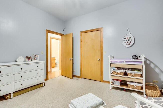 Building Photo - 1506 W Wilson Ave