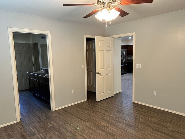 Building Photo - 4137 E Shadow Branch Dr