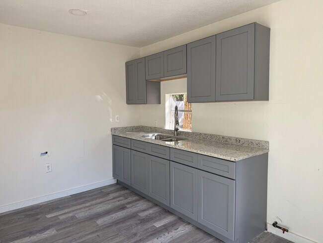 Building Photo - 419 Peabody Ave