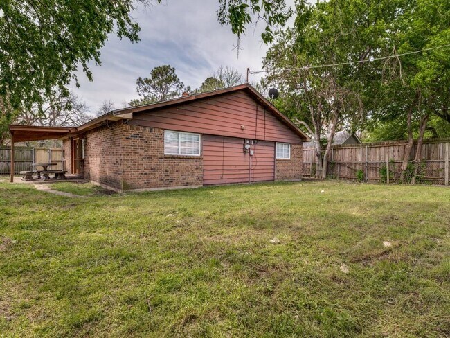 Building Photo - 502 Wildflower Dr