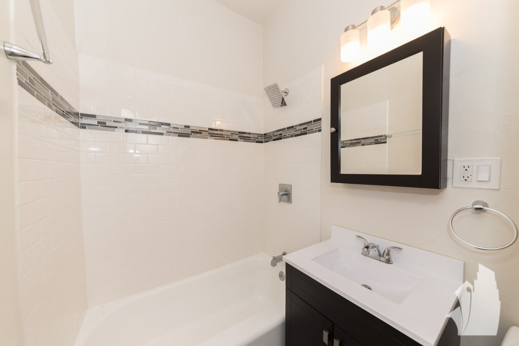 Building Photo - 856 W George St