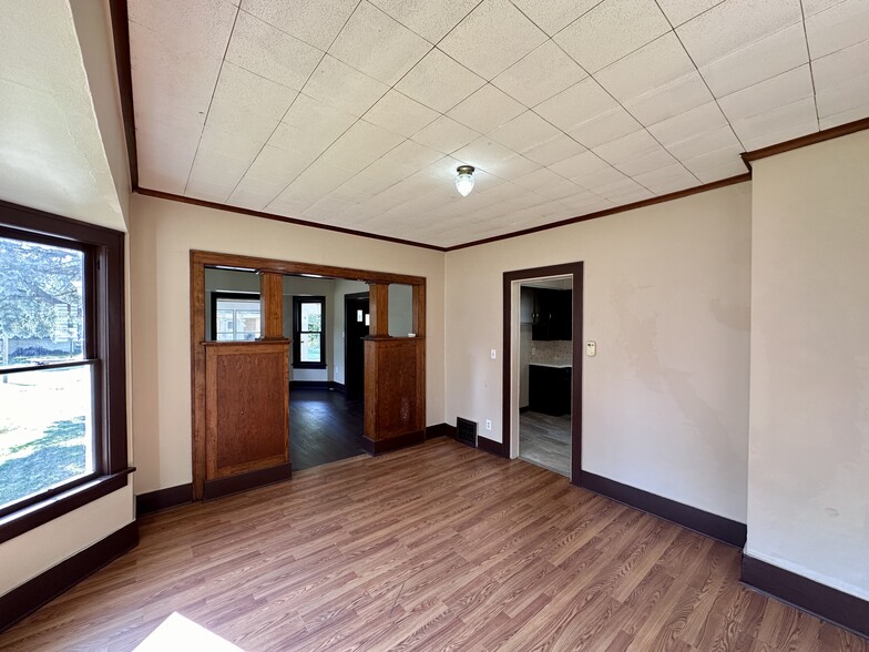 Building Photo - 611 Raymond St