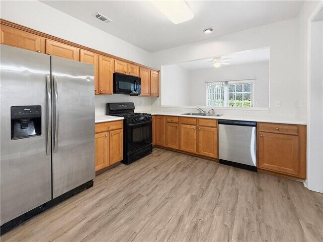 Building Photo - 2425 Fairlie Dr