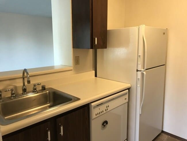 Building Photo - Great 1br 1bath Condo w/Tennis court/swimm...