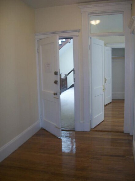 Building Photo - 463 Park Dr