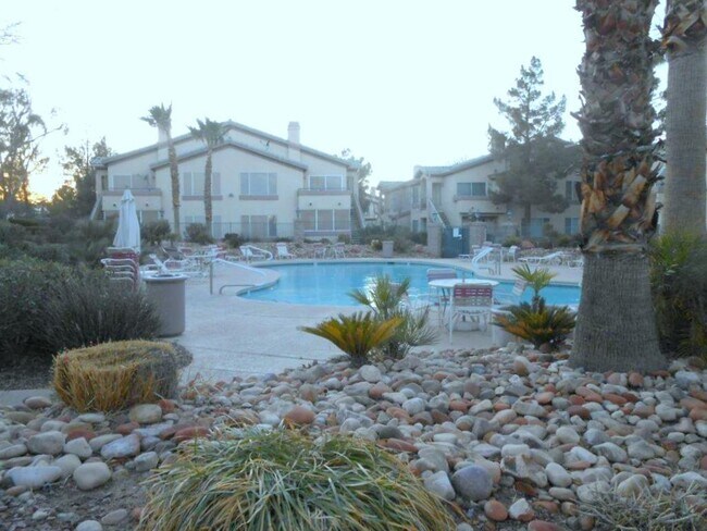 Building Photo - Spacious 2 Bedroom Condo in Gated Community