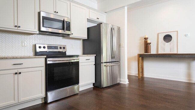 Building Photo - Spacious 4/3.5 w/ Master on Main and Fully...