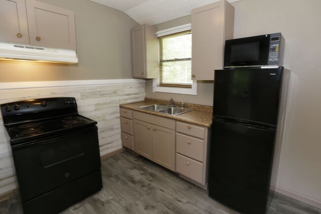 Building Photo - 1  BEDROOM AND 1 BATH TINY HOME / ALL UTIL...