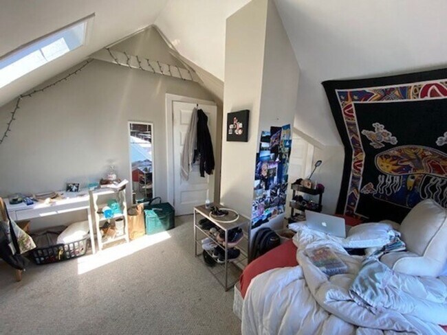 Building Photo - Central Mission Hill Location, Eat-in Kitchen, Massive Bedrooms, 2 Full Bathrooms, Laundry on a Site