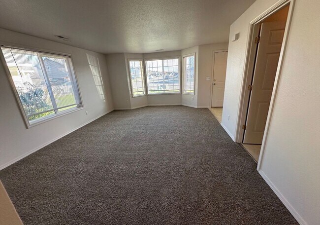 Building Photo - 3 bed|2 bath house with NEW PAINT & CARPET!