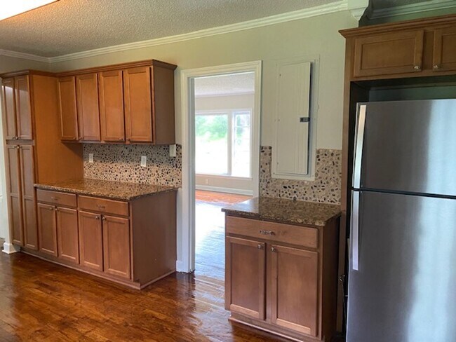 Building Photo - Midway Home Offering lots of space!!