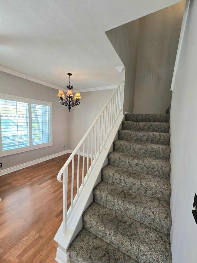Building Photo - Large and spacious 3 bedroom townhouse with garage!