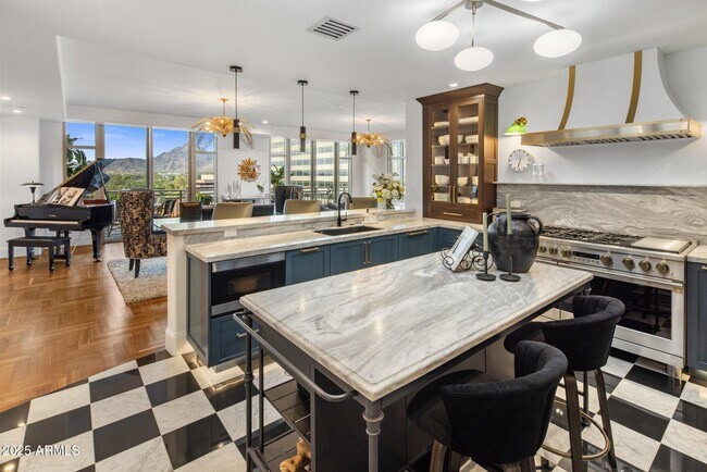 Building Photo - 2211 E Camelback Rd