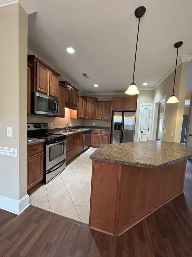 Building Photo - 1629 Brook Hollow Dr
