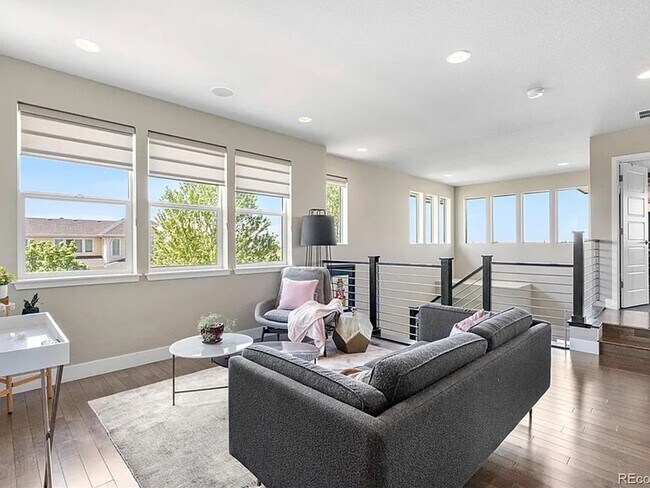 Building Photo - Stunning 4BR House on corner lot in Denver...