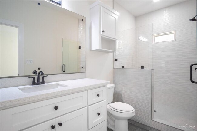 Building Photo - 2104 E Viviana St