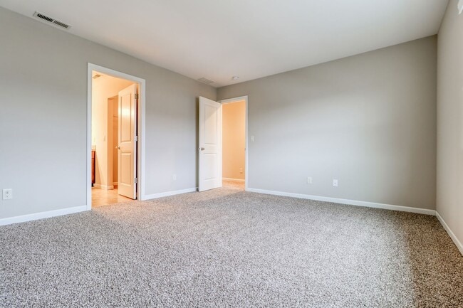 Building Photo - Spacious 4br/2.5ba house with garage in well maintained neighborhood