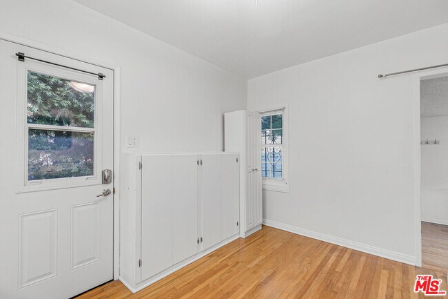 Building Photo - 1352 Ocean Park Blvd