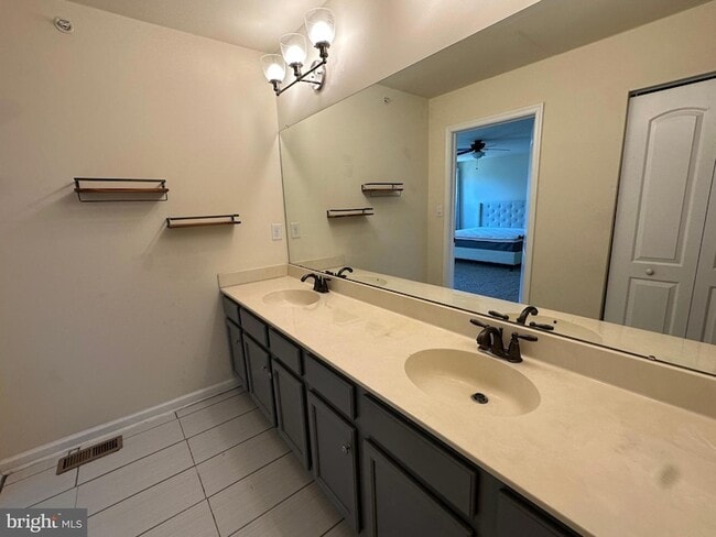 Building Photo - 525 S Twin Lakes Blvd