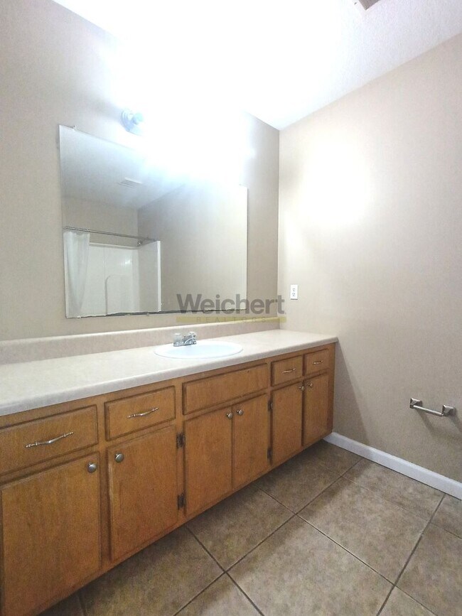 Building Photo - 3Bed/2Bath w/ fenced backyard