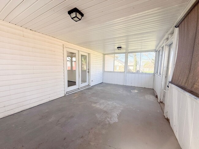 Building Photo - Spacious 3-Bedroom Home with Screened-In Porch and Ample Parking in Cookeville