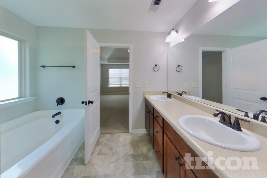Building Photo - 155 Hickory Hills Dr