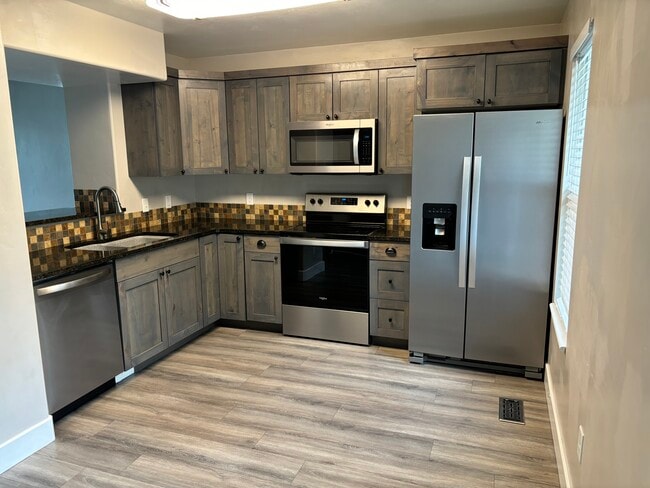 Kitchen - 363 Royal Troon Dr