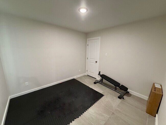 Building Photo - 4010 Ave Fenix Dr