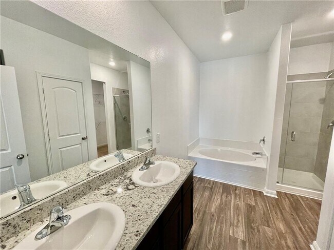 Building Photo - 126 Fox Glen Trl