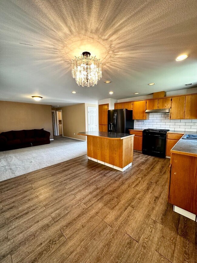 Building Photo - Gorgeous 4 Bedroom 2.5 Bath Single Family Home On Private Cul-Du-Sac