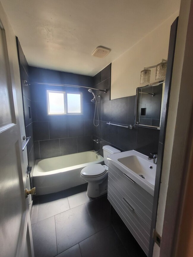 Building Photo - Cute Quiet  2 bedroom 1 Bath 1100/SF Home