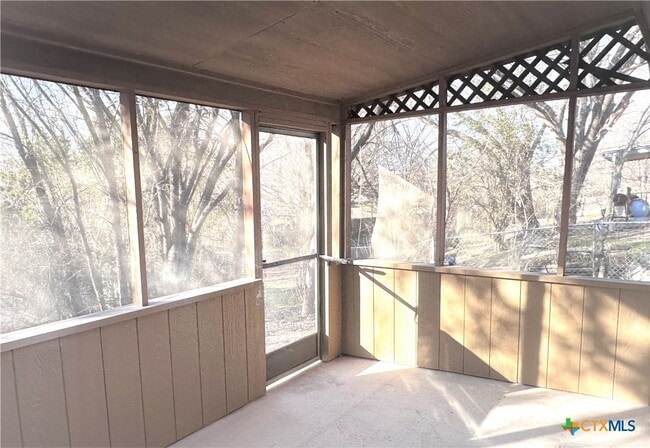 Building Photo - 2204 Phyllis Dr