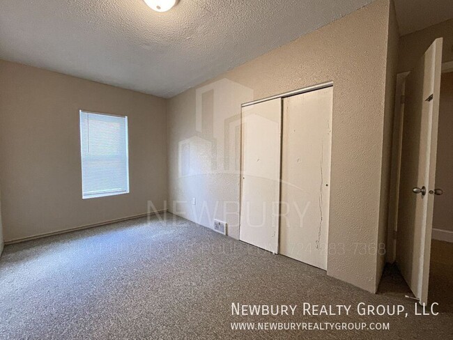 Building Photo - 39 Hickory St