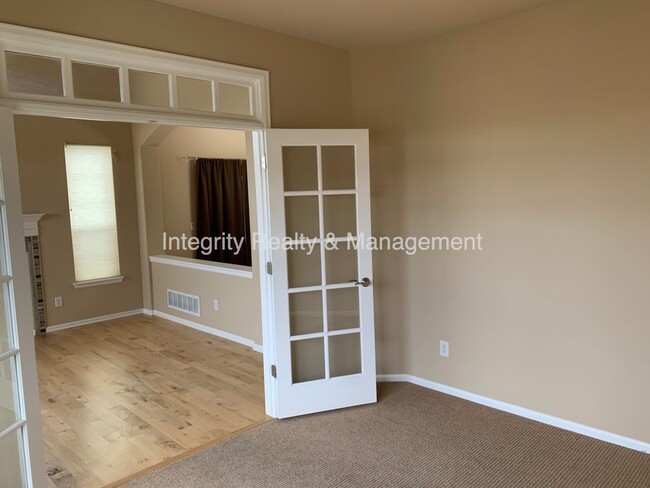 Building Photo - 552 Hanging Rock Pl