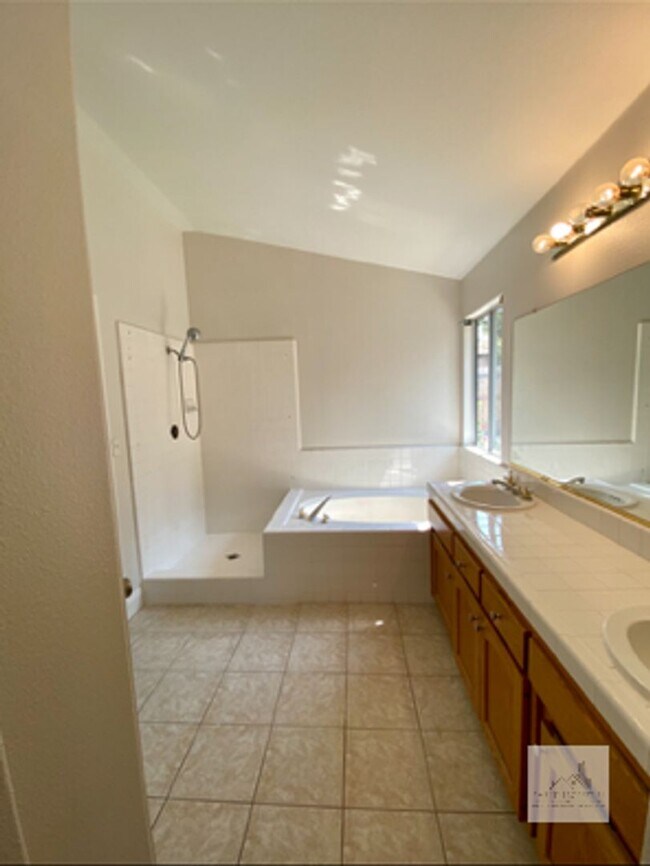 Building Photo - 1679 E La Quinta Dr