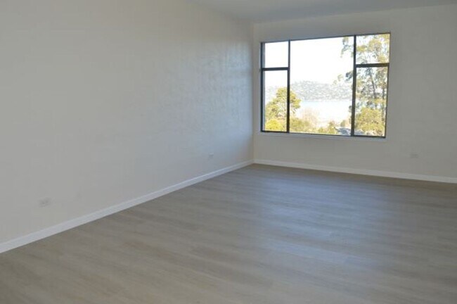 Building Photo - Nicely Updated Top Floor Unit with Bay View
