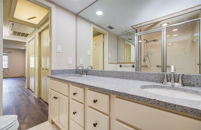 Building Photo - 2700 Bellefontaine St