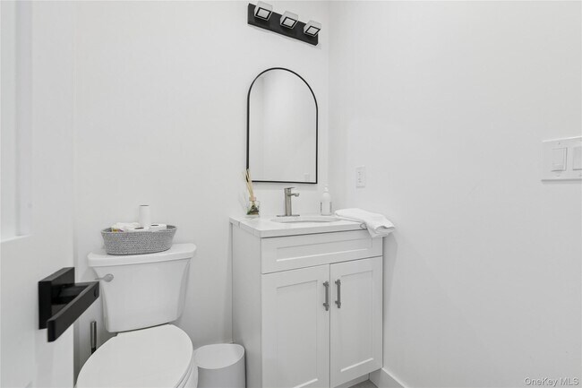 Building Photo - 10 Sagamore Rd